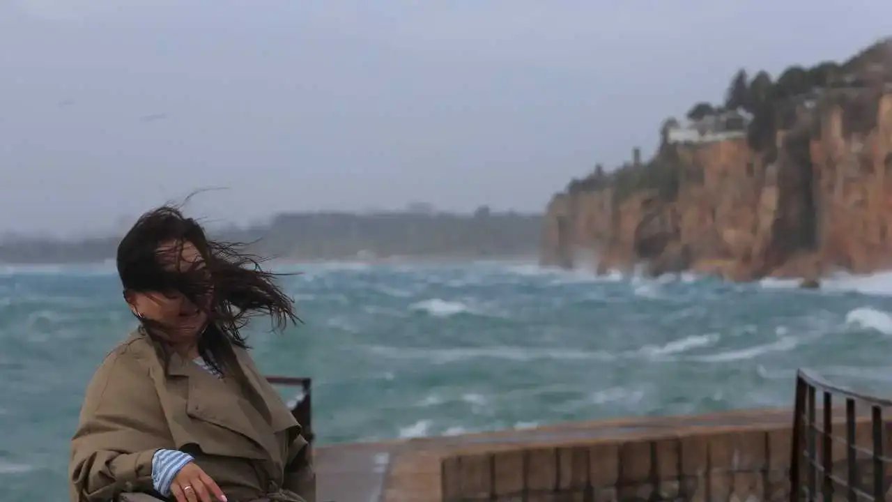 Antalya’da Çatılar Uçtu, Dev Dalgalar Falezleri Dövdü! 4